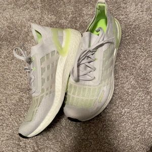 NEW NEVER WORN Adidas Ultraboost Size 7